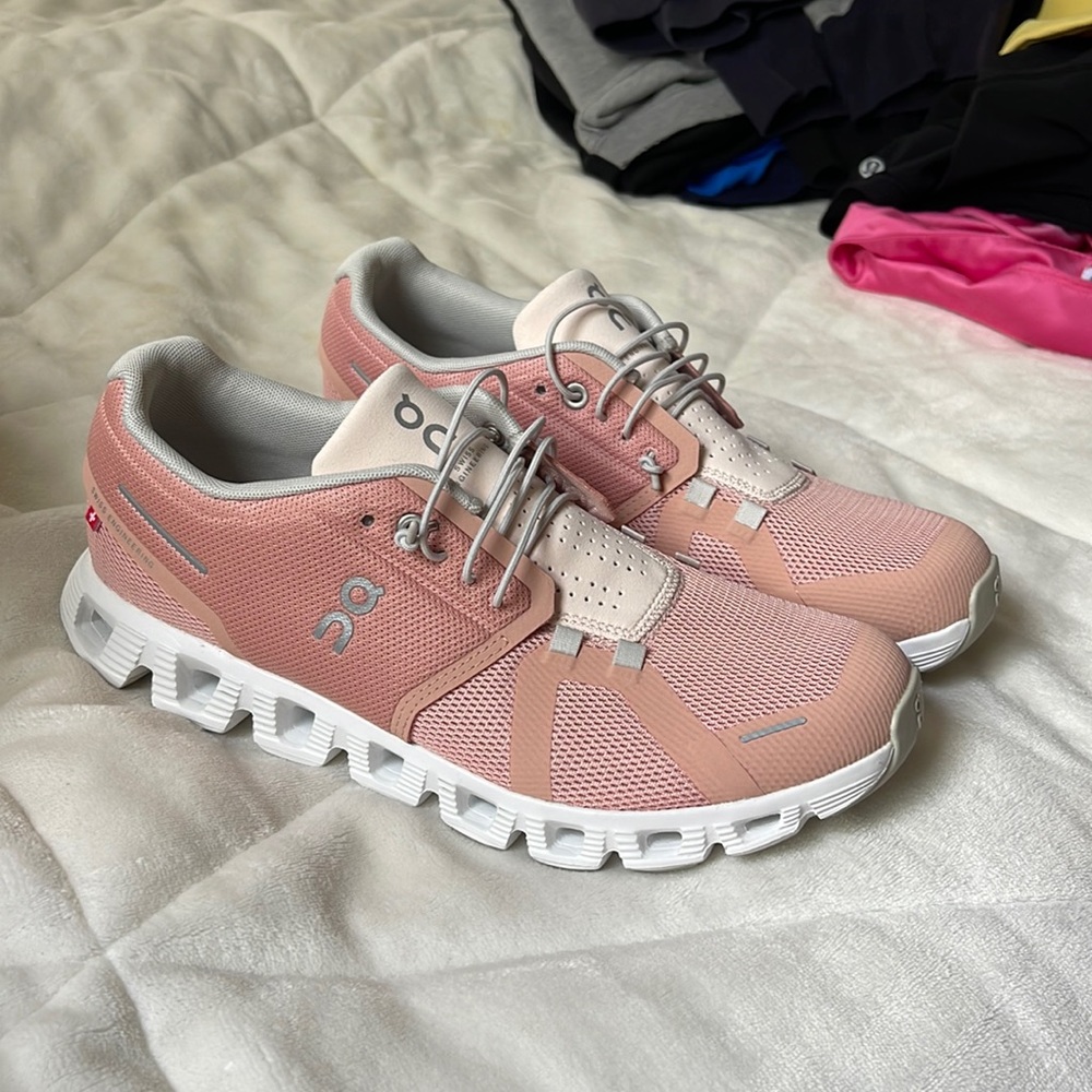 BRAND NEW size 9 On Cloud Running tennis shoes women